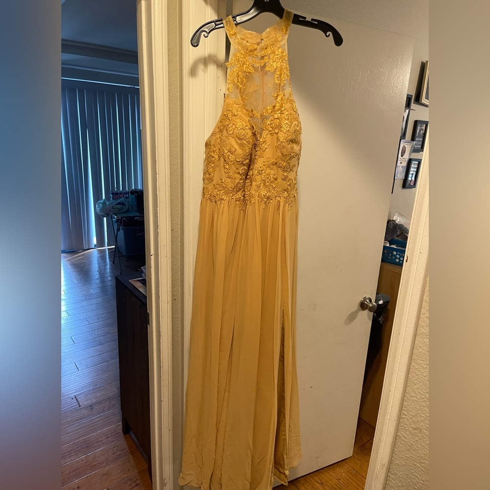 Plus bride maids dress A22 true to size.